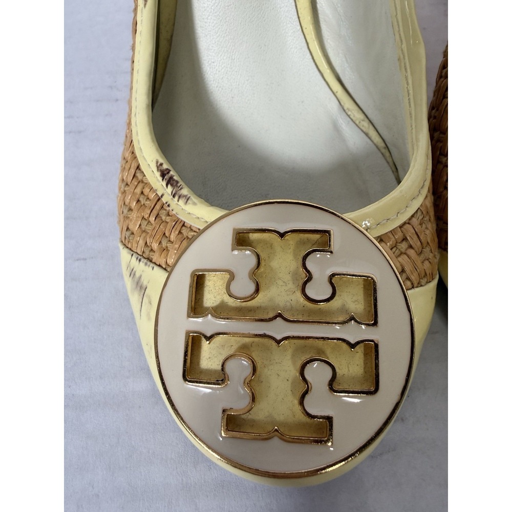 Tory Burch Rafia Pumps Yellow Patent Cap Toe Logo‎ Medallion Block Heel - Picture 2 of 9